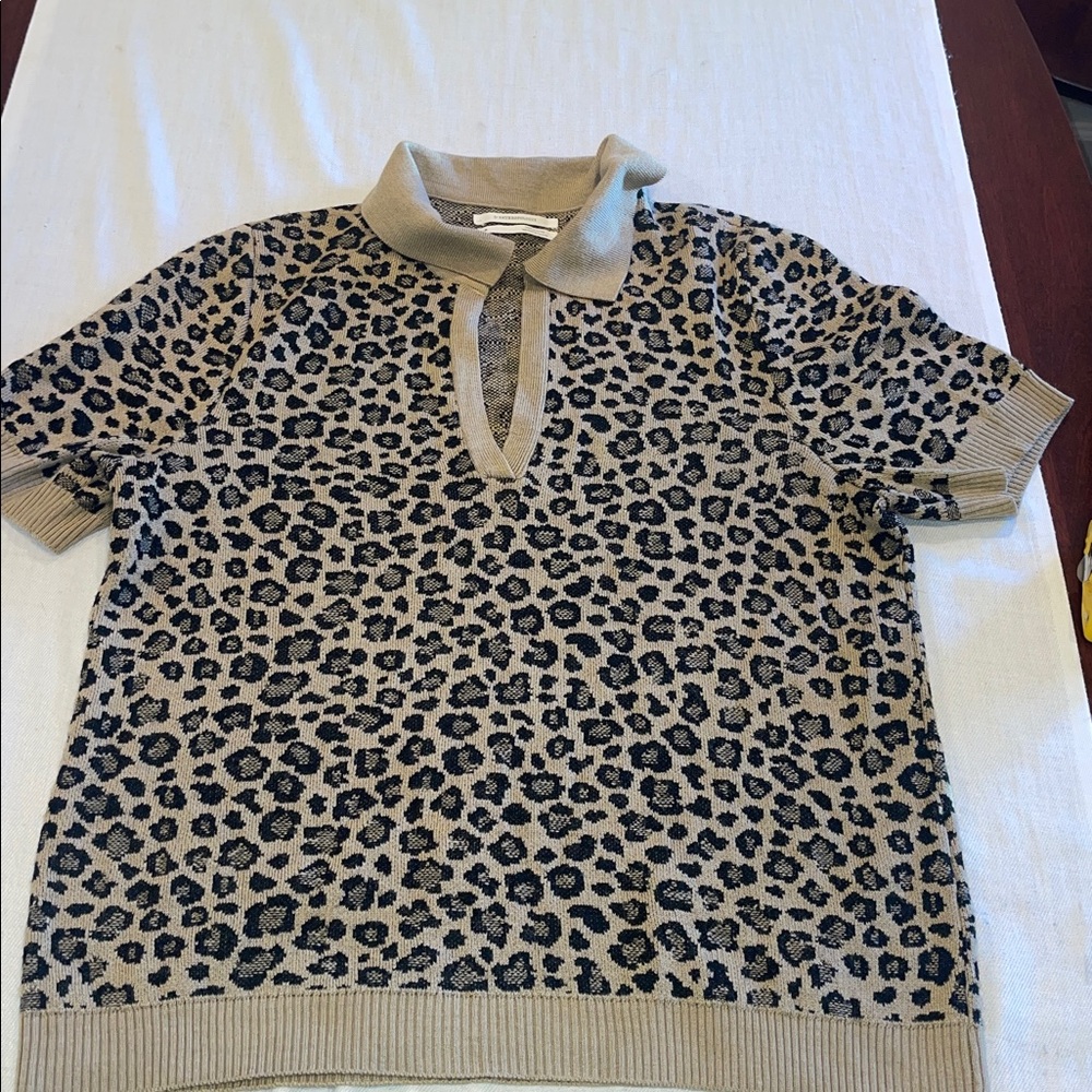 2711002 Anthropologie Leopard Print V-neck Polo EUC - Picture 1 of 8